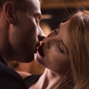 Tutkuyla öpüşme şehvetli Çift