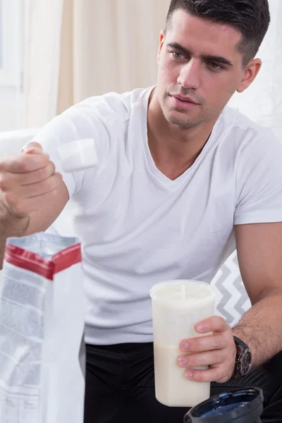 Ajustar al hombre preparando proteínas líquidas —  Fotos de Stock