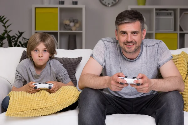 Beating his dad — Stock Photo, Image