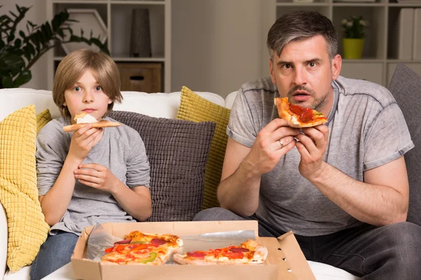 Movies plus pizza equals perfect plan for the evening — Stock Photo, Image