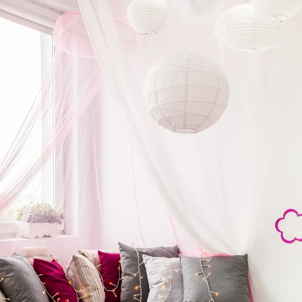 Girly Schlafzimmer mit großem Bett — Stockfoto