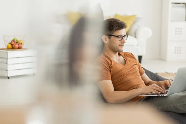 Entspannen vor dem Laptop — Stockfoto