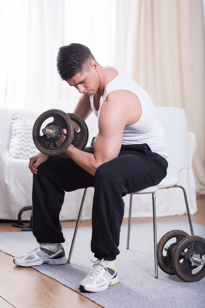 Fit mens tijdens de oefening — Stockfoto