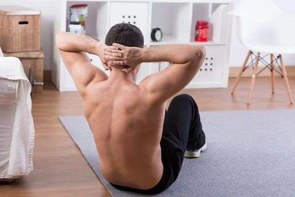 Man att göra sit-ups — Stockfoto