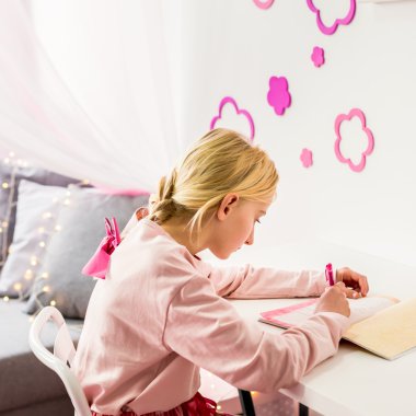 Beyaz masanın oturan kız