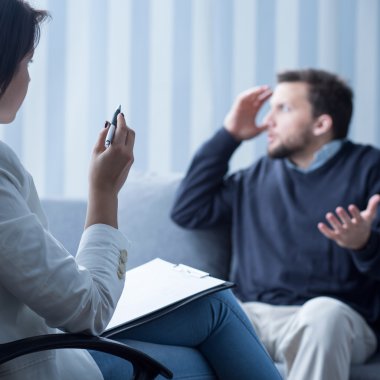 Konsültasyon sırasında depresif adam