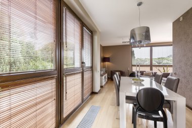 Parlak yemek odası.