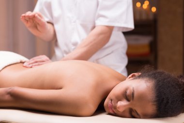 Acısını azaltmak için farklı masaj teknikleri uygulayarak