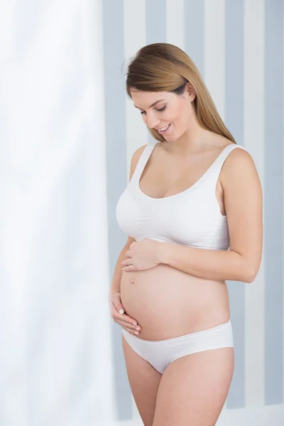 Is the baby kicking? — Stock Photo, Image