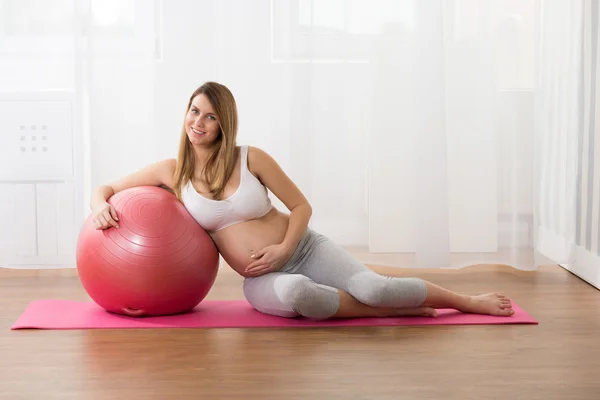Наслаждаясь здоровым образом жизни во время беременности — стоковое фото
