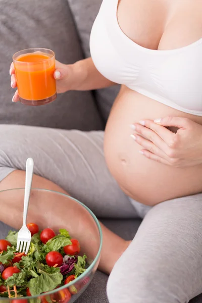 彼女と彼女の赤ちゃんのための健康的な夕食 — ストック写真