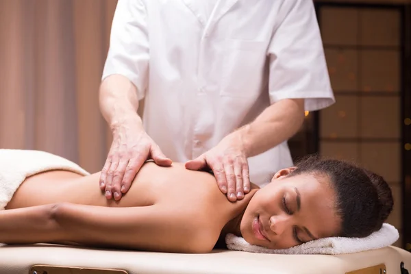 Sny w ręce profesjonalnego masażysty — Zdjęcie stockowe
