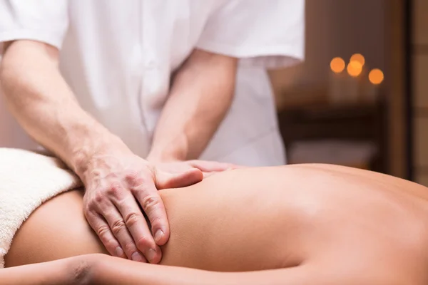 Acı arka rahatlatmak için tıbbi masaj — Stok fotoğraf