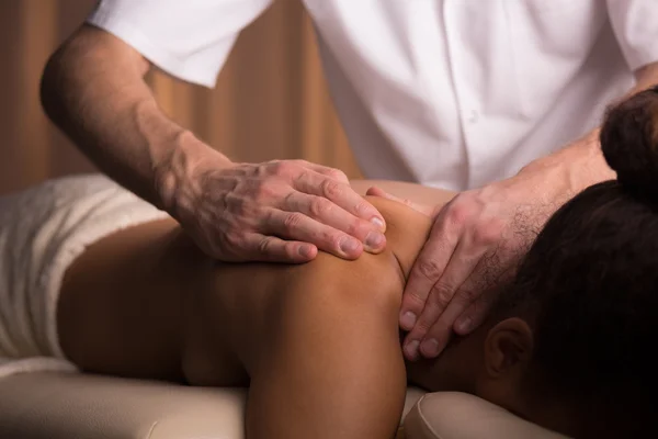 Behandling av hennes skada vid en medicinsk massage — Stockfoto