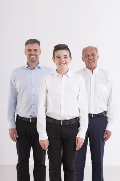 Lykkelig familie som står sammen – stockfoto