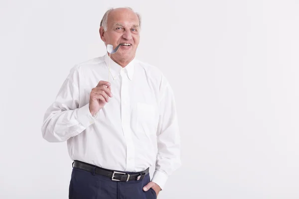 Senior man met een papier-pijp — Stockfoto