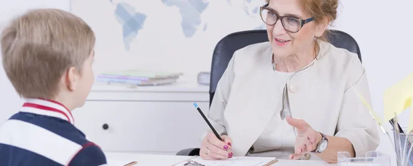 Freundliche Lehrerin gewinnt das Herz ihres Schülers — Stockfoto