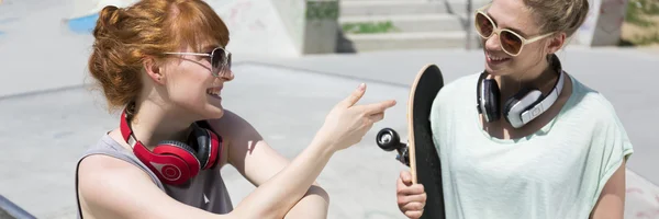 Cool skater girls having fun — Stock Photo, Image