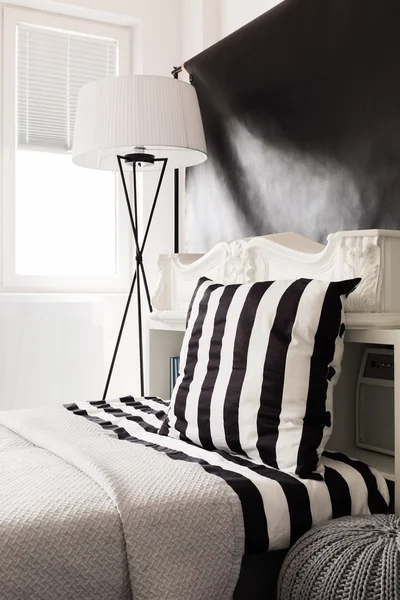 Część sypialna w czerni i bieli — Zdjęcie stockowe