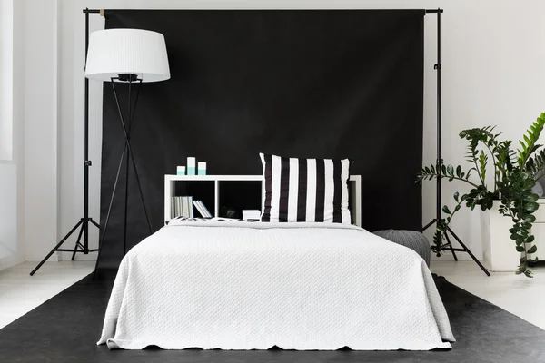 Идея спальни для одинокого мужчины — стоковое фото