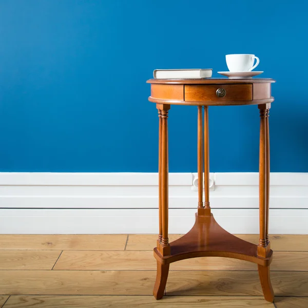 Дерев'яний стіл у вінтажному стилі — стокове фото