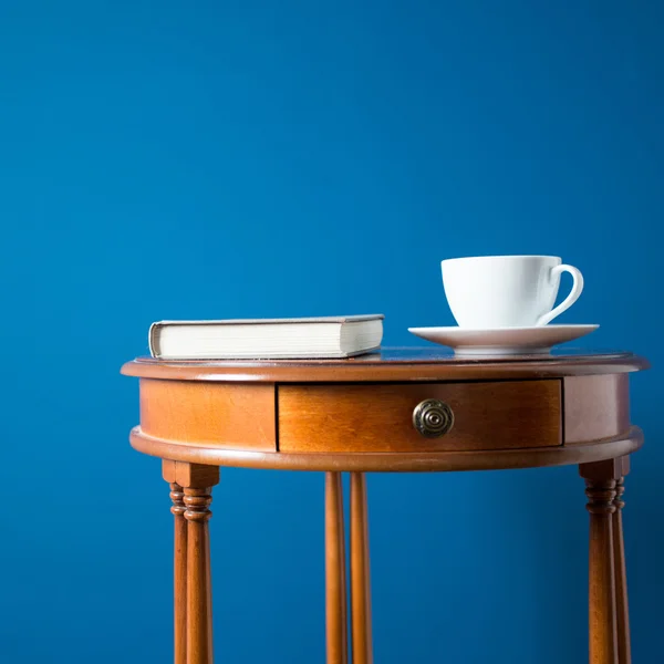 Koffietafel geïsoleerd op blauw — Stockfoto
