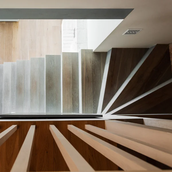 Спиральная деревянная лестница — стоковое фото
