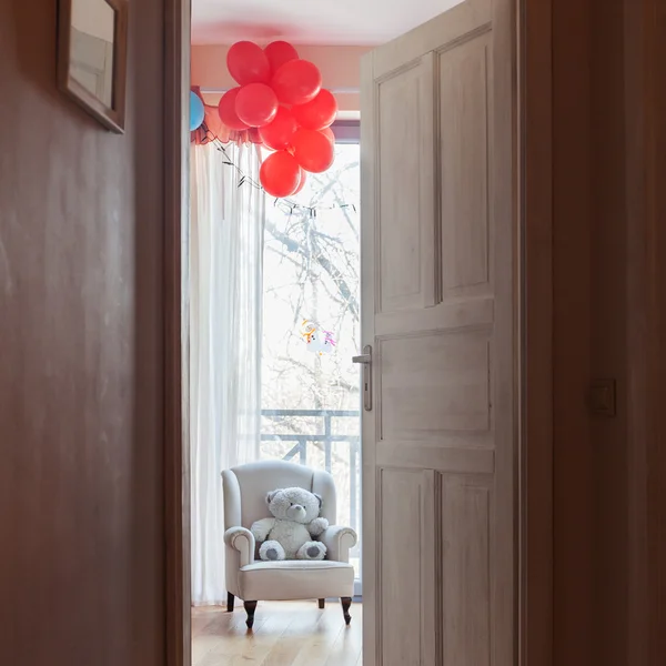 Porta aperta alla stanza del bambino — Foto Stock