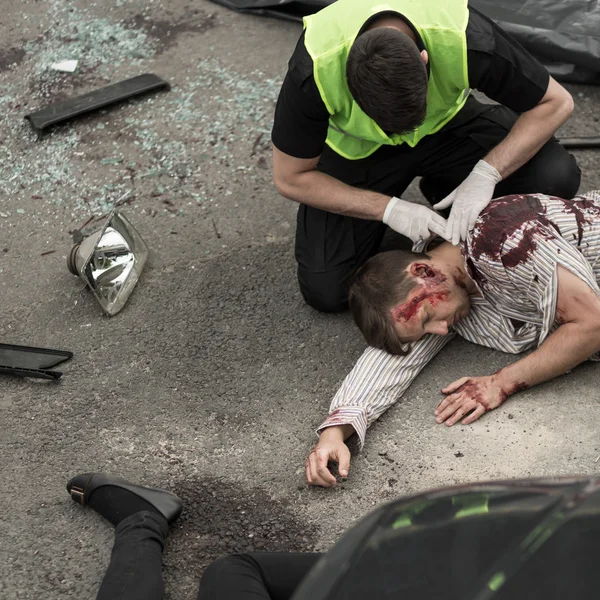 Policial a ajudar vítimas — Fotografia de Stock