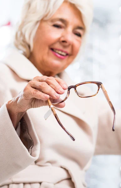 Debo encontrar gafas perfectas. — Foto de Stock