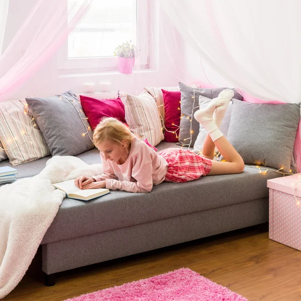 Enfant dans une chambre de style moderne — Photo