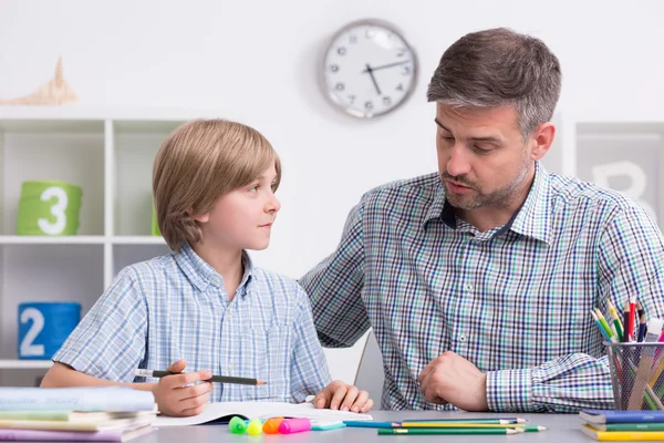 Gelukkig om een dergelijke ondersteunende papa — Stockfoto