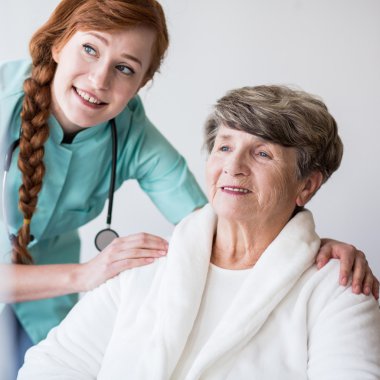 Genç doktor ve yaşlı hasta