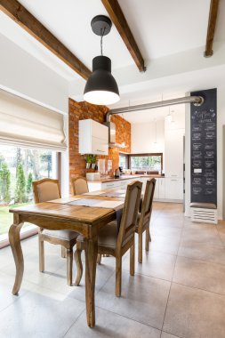 Güzel bahçe manzaralı geniş mutfak