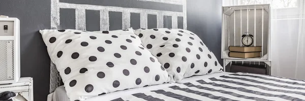 Polka dot in slaapkamer — Stockfoto