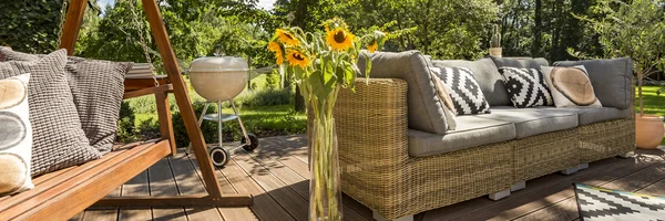 Día soleado en patio de la casa — Foto de Stock