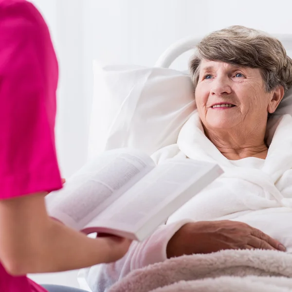 Elderly patient with positive attitude — Stock Photo, Image