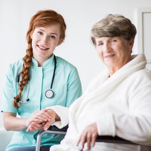 Medico che tiene la mano di senior — Foto Stock