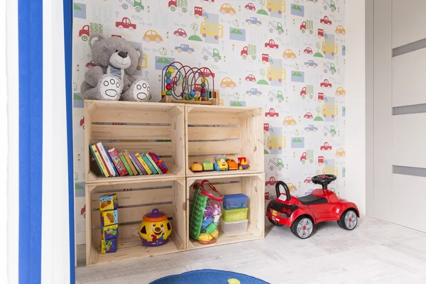 Уютная комната с множеством игрушек для мальчиков — стоковое фото