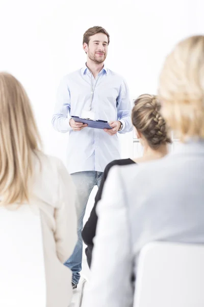 Annunciando buone notizie alla sua squadra — Foto Stock