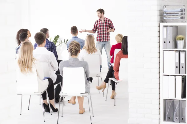 Stile di gestione moderno di un giovane team leader — Foto Stock