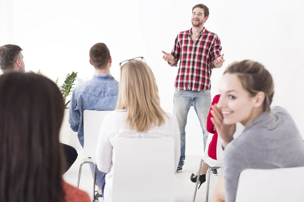 Finding it hard to concentrate with such a handsome leader — Stock Photo, Image