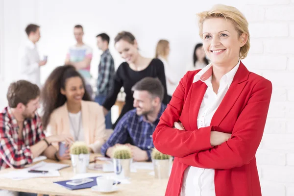 Selbstbewusste und erfüllte Frau mittleren Alters — Stockfoto