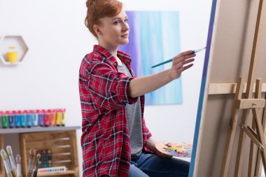 Onun Studio iş yerinde genç ressam