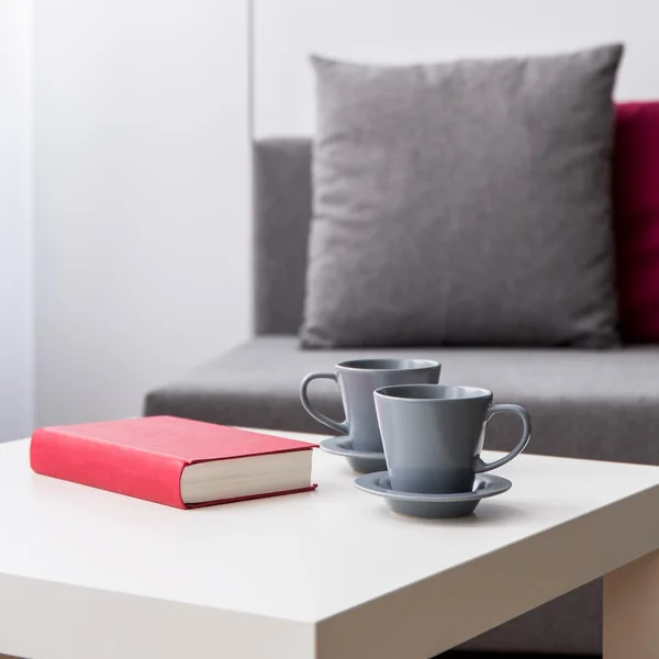 Détendez-vous avec un livre et une tasse de thé — Photo