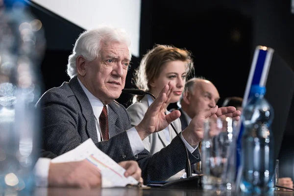 Politici tijdens persconferentie — Stockfoto