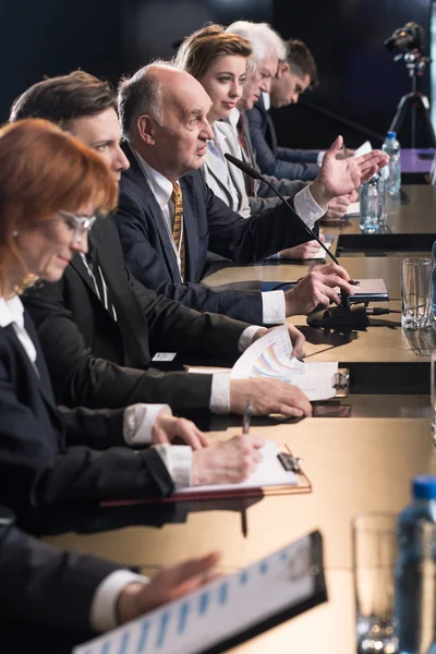 Presskonferens med politiker — Stockfoto