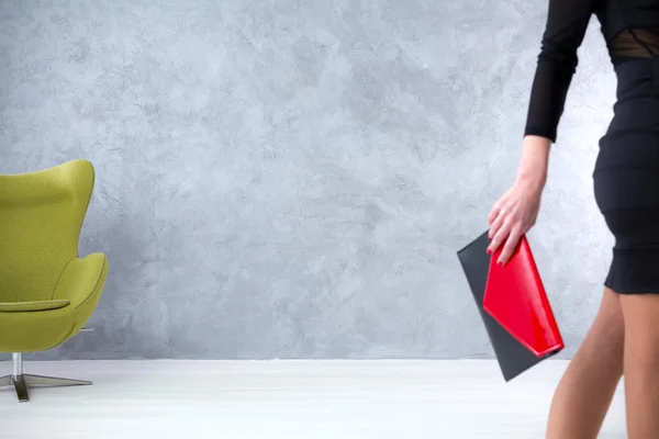 Schöne Frau mit roter Handtasche — Stockfoto