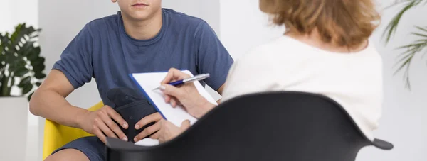 Tiener tijdens de psychotherapie sessie — Stockfoto