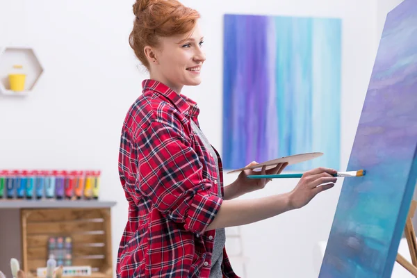 Getting lots of satisfaction from her hobby — Stock Photo, Image